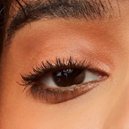 e.l.f. Big Mood Mascara Deep Brown aangebracht op de wimpers