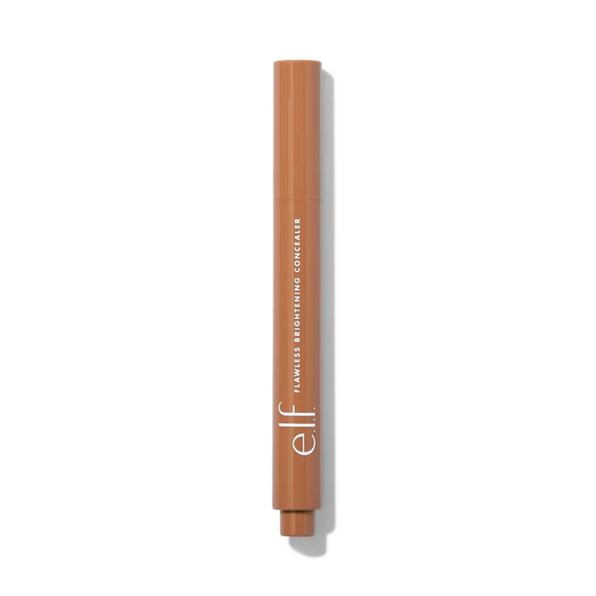 Swatch van e.l.f. Flawless Brightening Concealer in de tint Deep 50 W