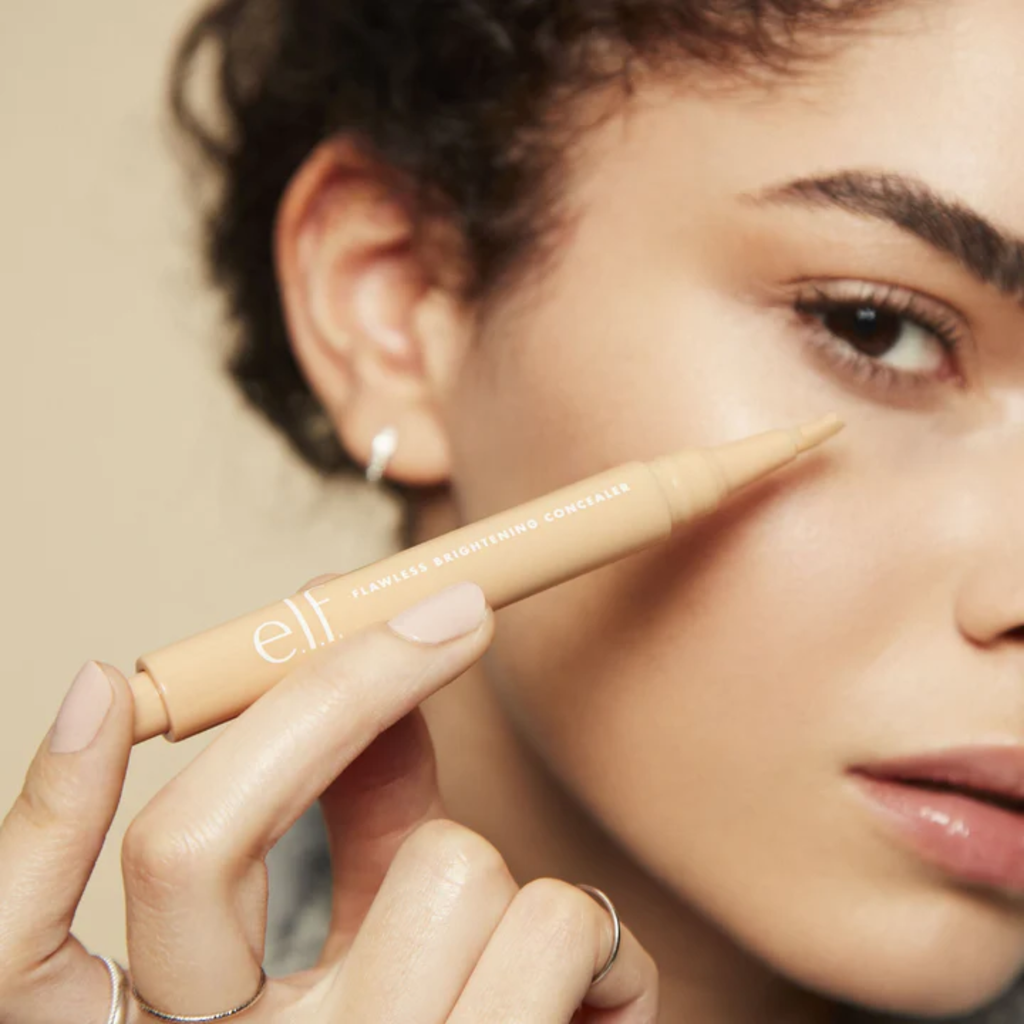 Model met e.l.f. Flawless Brightening Concealer voor een verhelderde oogzone