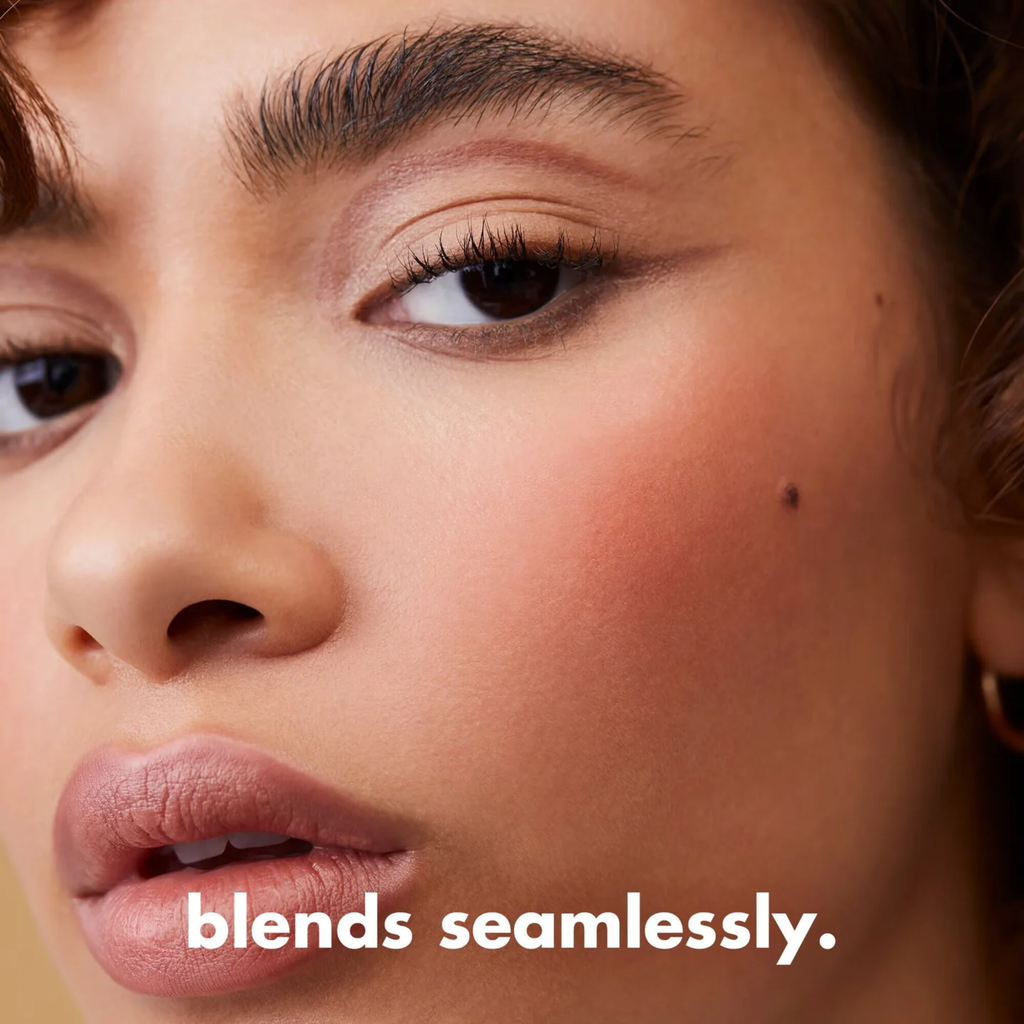 Model met e.l.f. Luminous Putty Blush voor een stralende glow