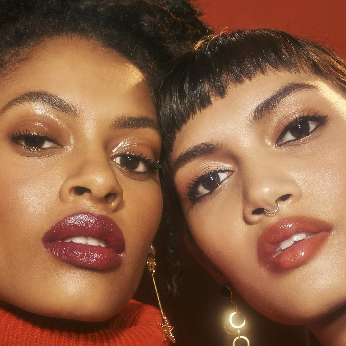 Modellen dragen verschillende tinten e.l.f. SRSLY Satin Lipstick