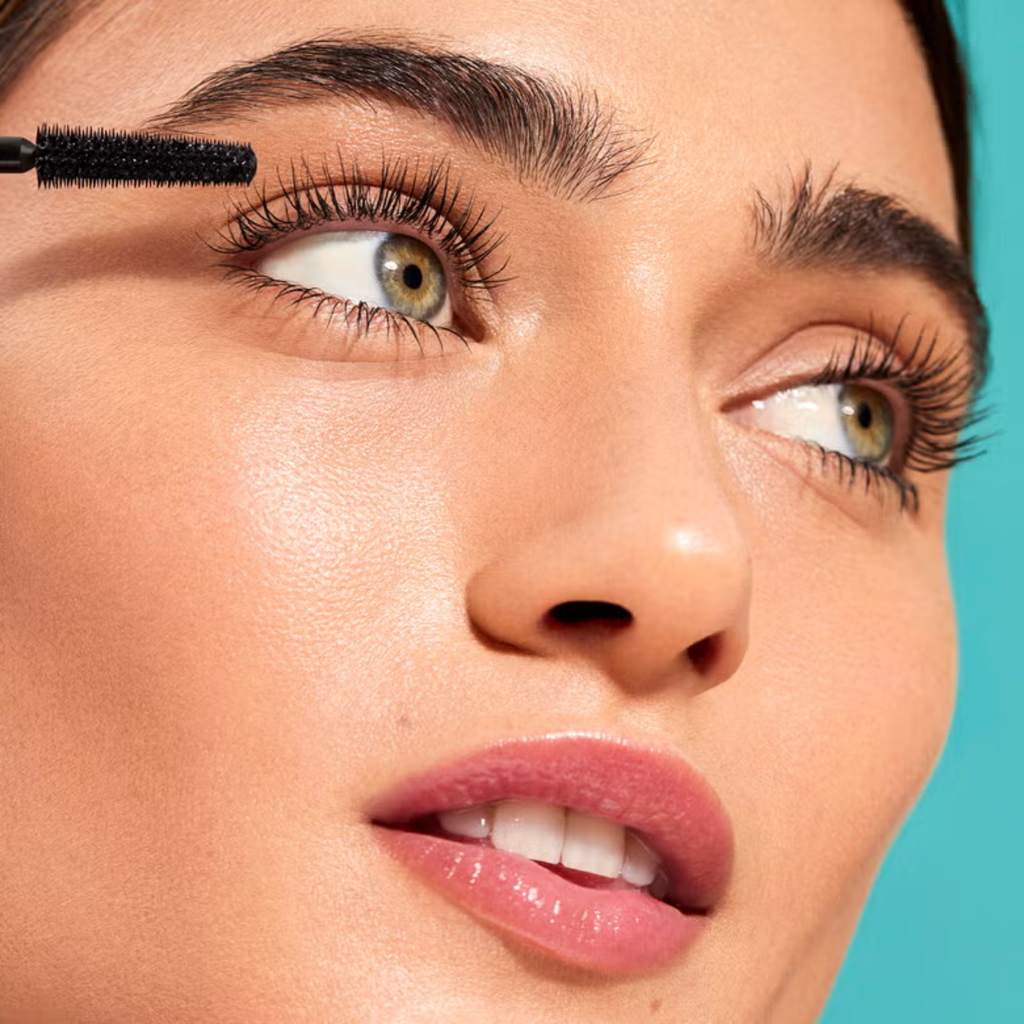 Model draagt e.l.f. Lash XTNDR Tubing Mascara voor langere en gedefinieerde wimpers.