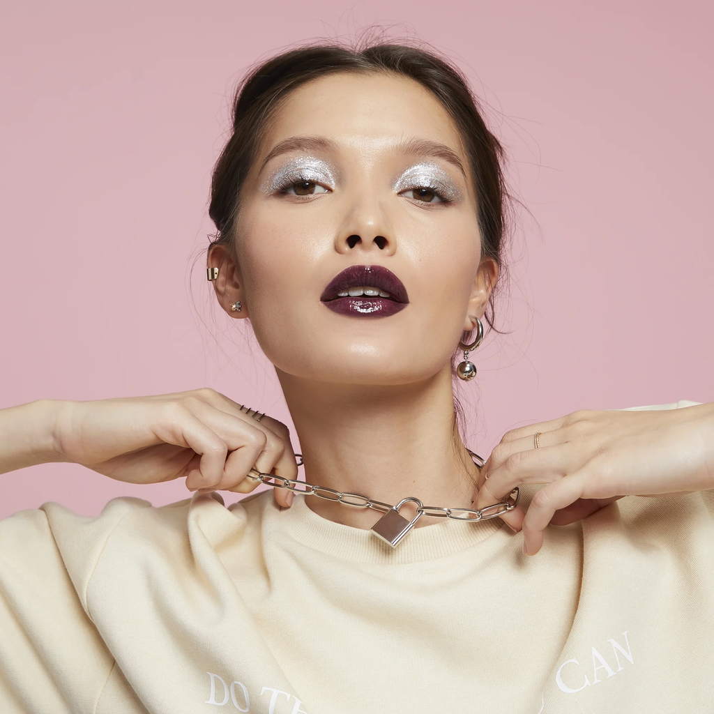 Model draagt e.l.f. Liquid Glitter Eyeshadow Bling Bling