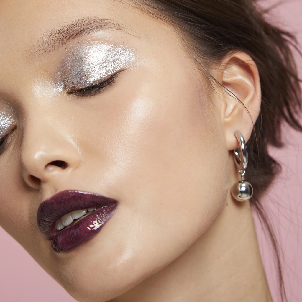Close-up van e.l.f. Liquid Glitter Eyeshadow Bling Bling op het oog