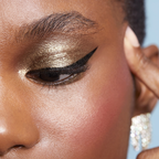 Model draagt e.l.f. Liquid Glitter Eyeshadow Dirty Martini