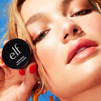 Model draagt e.l.f. Luminous Putty Blush voor een natuurlijke glow