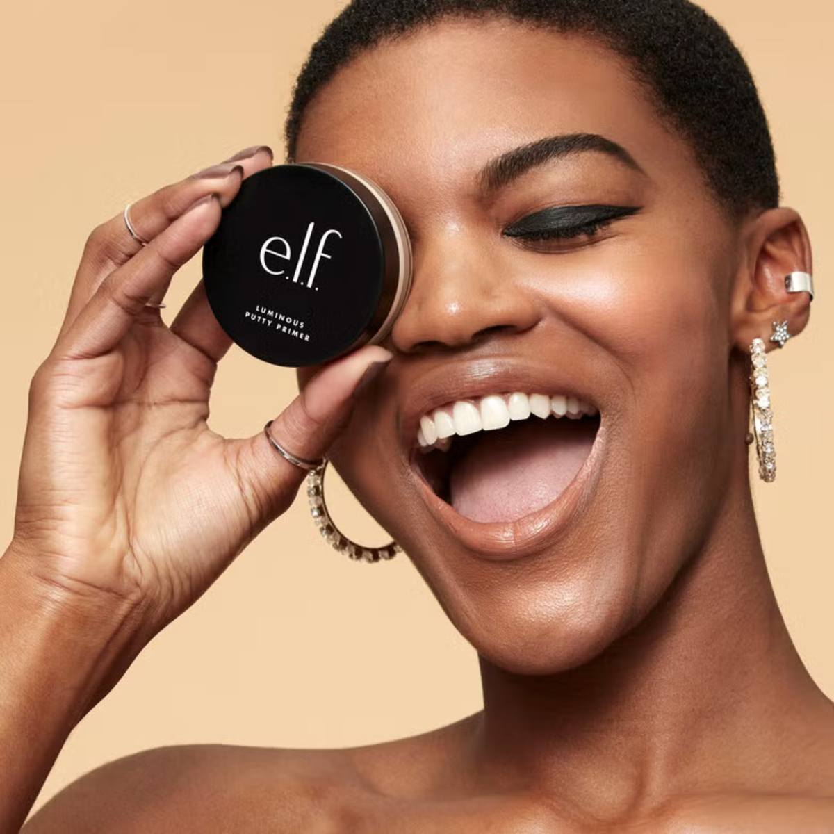 Model met e.l.f. Luminous Putty Primer voor een stralende en egale huid.