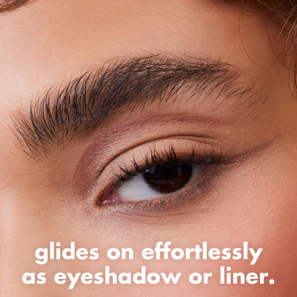 Model draagt e.l.f. No Budge Shadow Stick als oogschaduw of eyeliner