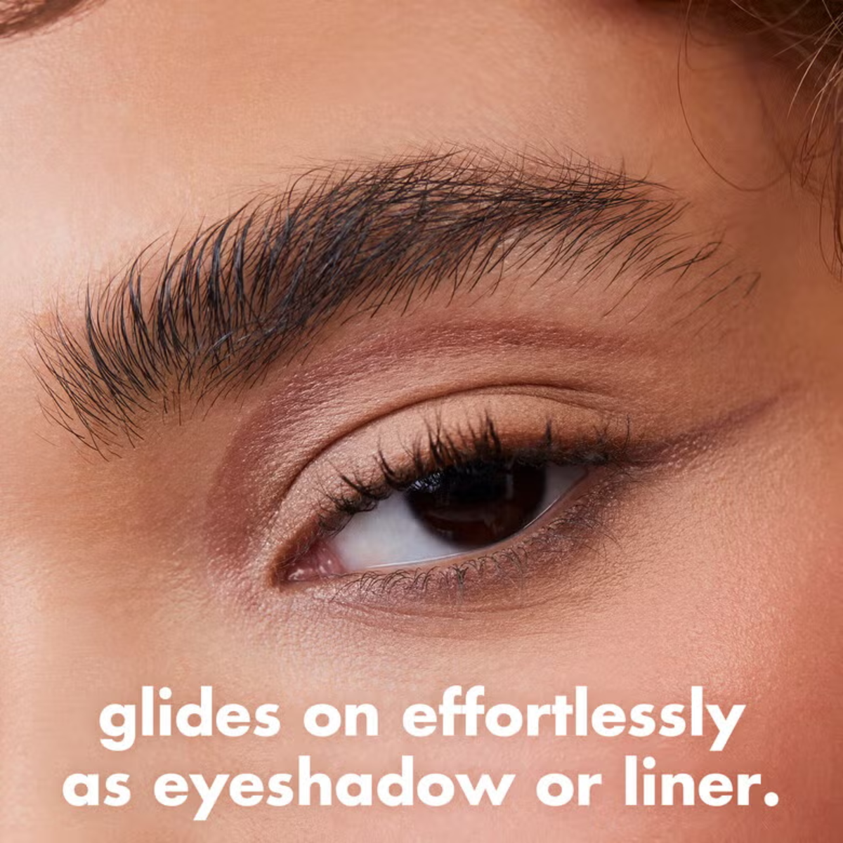 Model draagt e.l.f. No Budge Shadow Stick als oogschaduw of eyeliner
