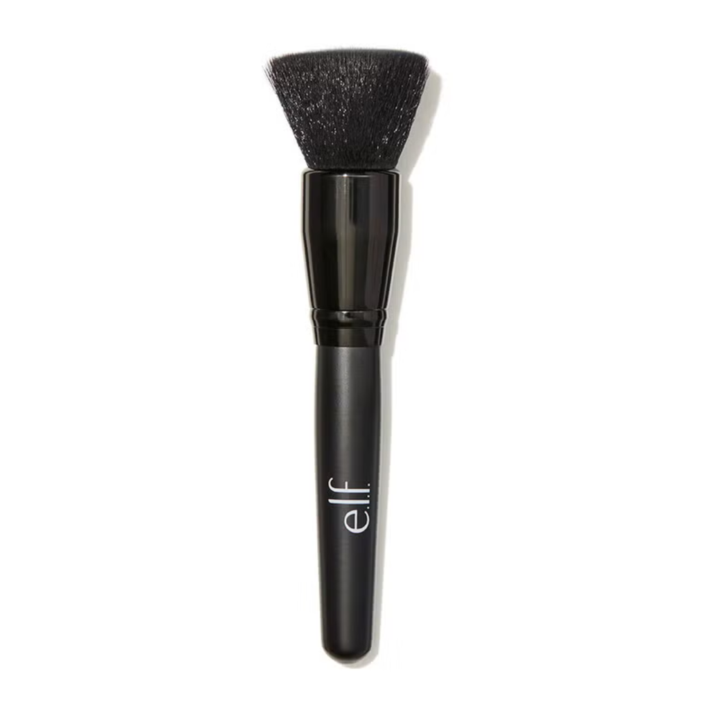 e.l.f. Powder Brush met zachte synthetische haren voor het egaal aanbrengen van losse en compacte poeder.