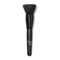 e.l.f. Powder Brush met zachte synthetische haren voor het egaal aanbrengen van losse en compacte poeder.