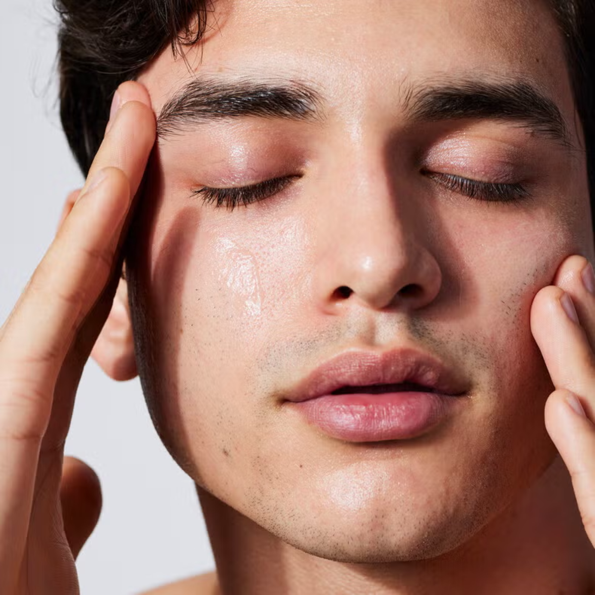 Model gebruikt e.l.f. Pure Skin Cleanser voor een schone, zachte en gehydrateerde huid.