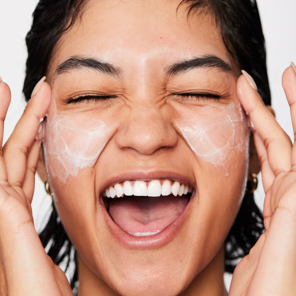 Model brengt e.l.f. Pure Skin Moisturizer aan voor een zachte en gehydrateerde huid.