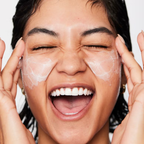 Model brengt e.l.f. Pure Skin Moisturizer aan voor een zachte en gehydrateerde huid.