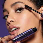 Model brengt e.l.f. Big Mood Mascara Deep Brown aan