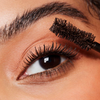 Model brengt e.l.f. Big Mood Mascara aan voor meer volume en lengte