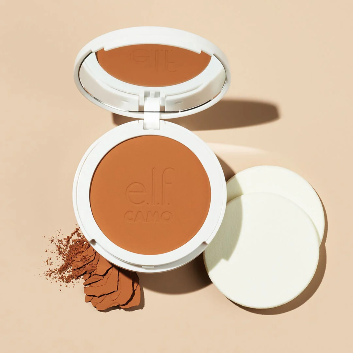 e.l.f. Camo Powder Foundation aangebracht op de huid
