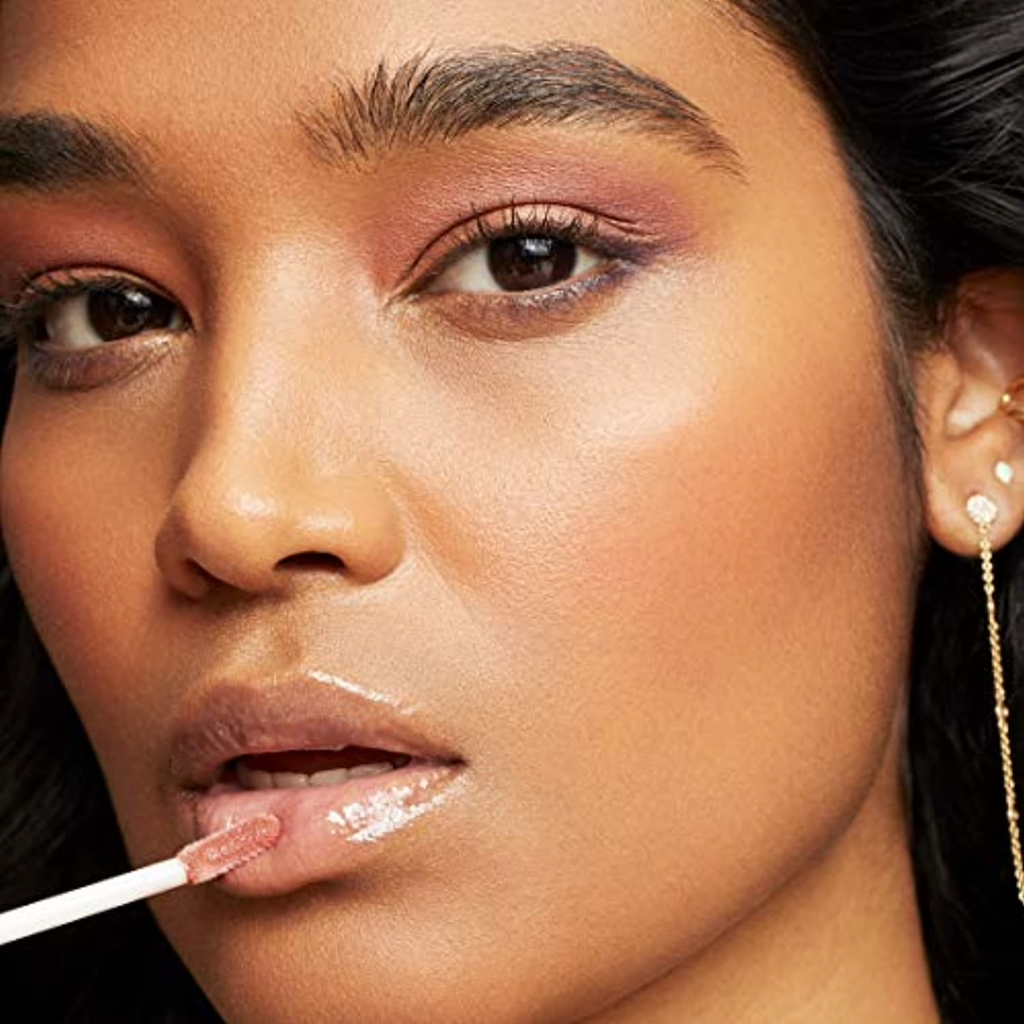Model draagt e.l.f. Lip Lacquer Mauve Glitz
