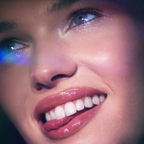 e.l.f. Glow Reviver Lip Oil Glimmer Candy Coded aangebracht op de lippen