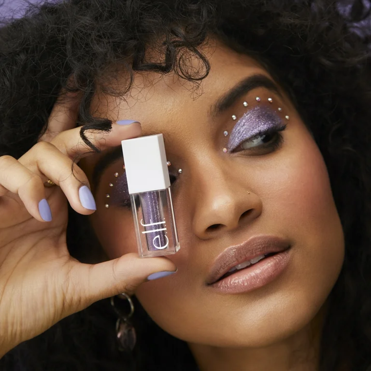 Model draagt e.l.f. Liquid Glitter Eyeshadow Purple Reign