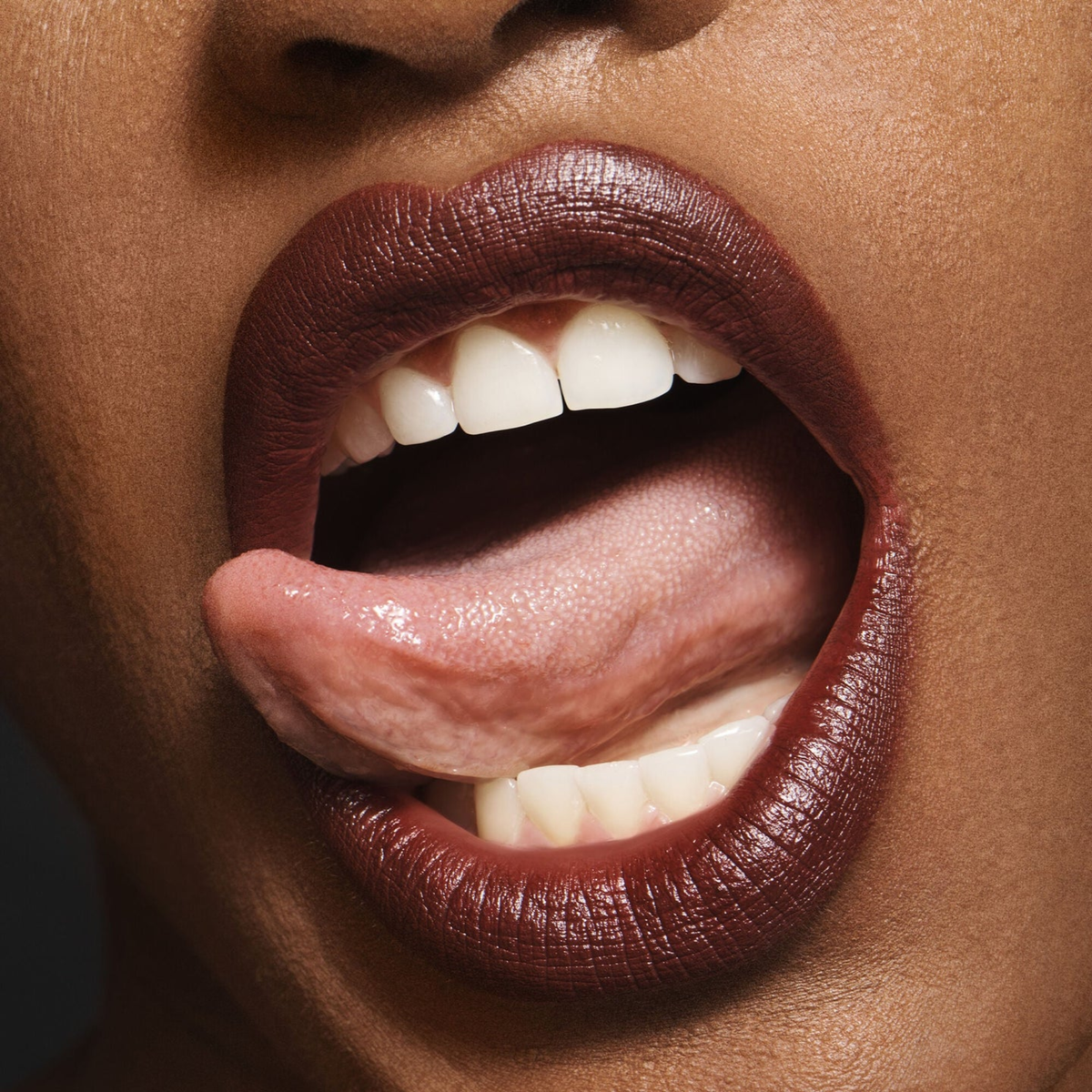 e.l.f. O FACE Satin Lipstick Smolder aangebracht op de lippen