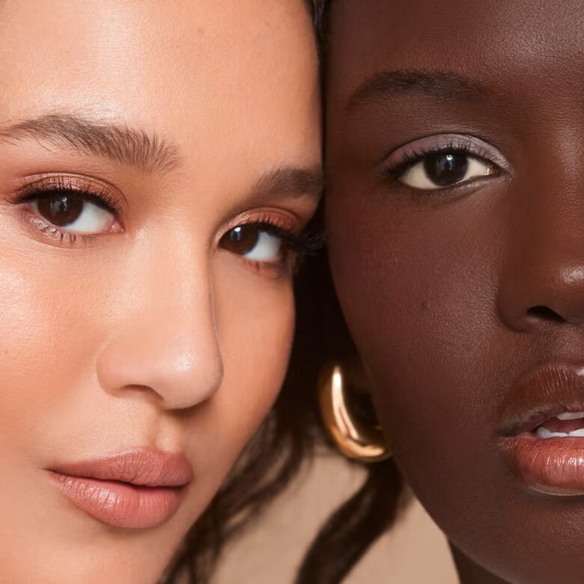 Model met e.l.f. Soft Glam Satin Foundation voor een natuurlijke satijnen finish