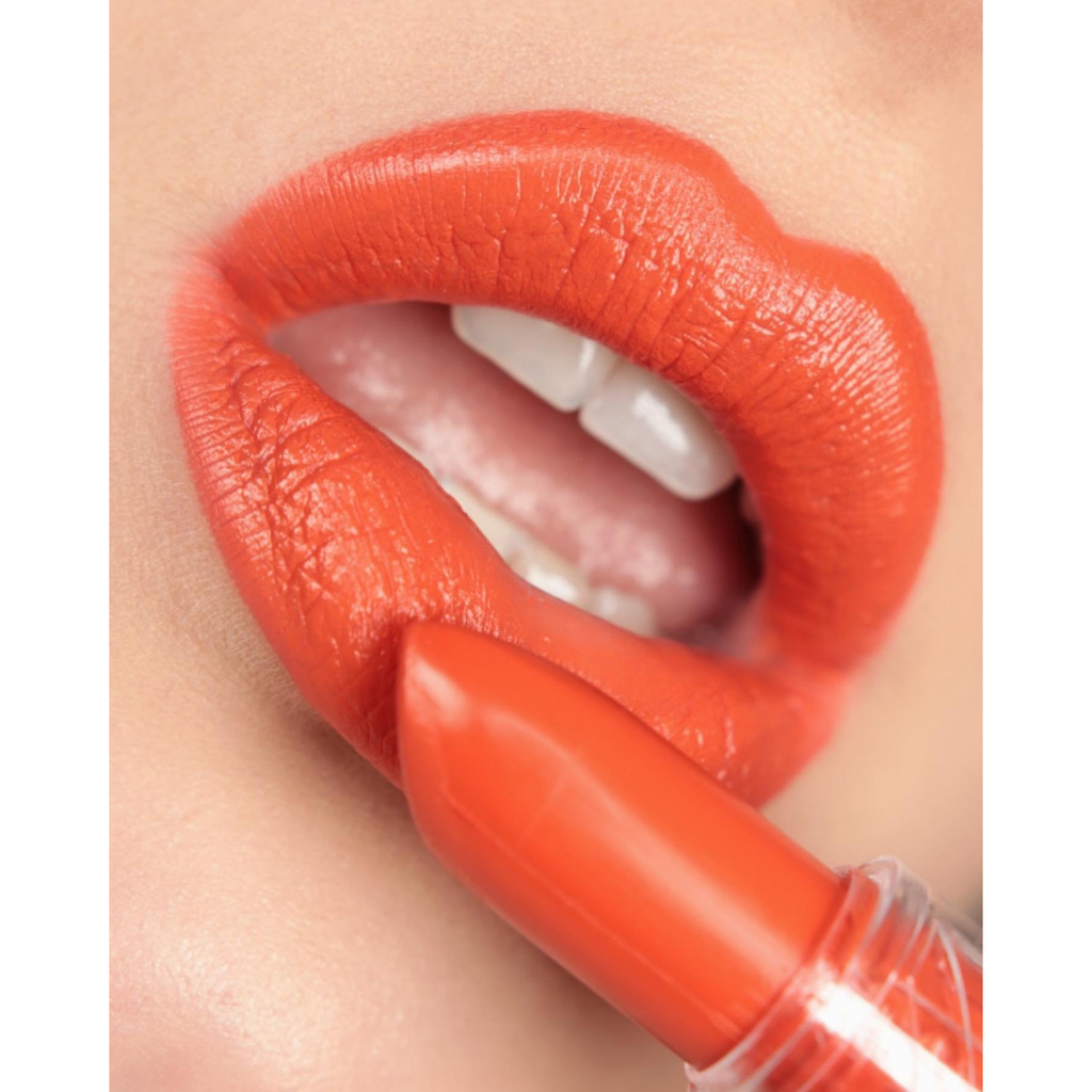 e.l.f. SRSLY Satin Lipstick Persimmon aangebracht op de lippen
