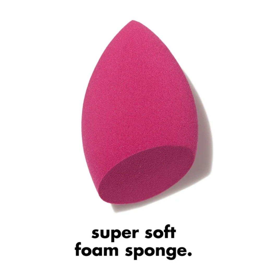 Roze e.l.f. Total Face Sponge met schuine zijde en zachte schuimstructuur.