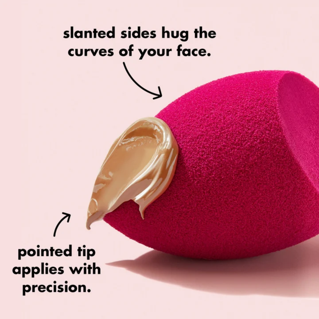 Close-up van de e.l.f. Total Face Sponge met foundation op de punt en schuine zijde.