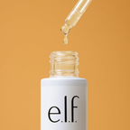Pipet druppelt e.l.f. Beauty Shield Vitamin C Serum in de geopende flacon.