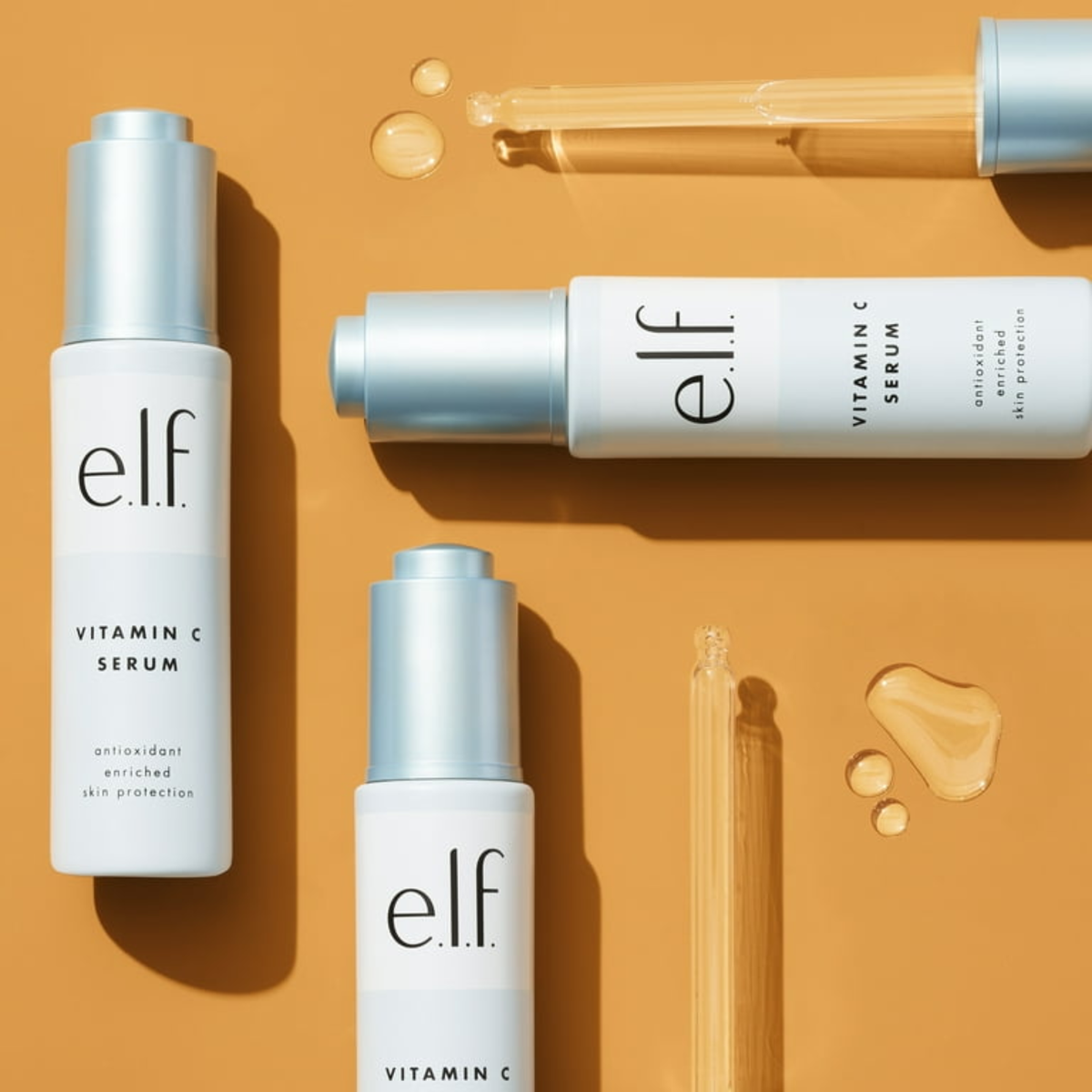 Meerdere flacons e.l.f. Beauty Shield Vitamin C Serum met pipet en serumdruppels.
