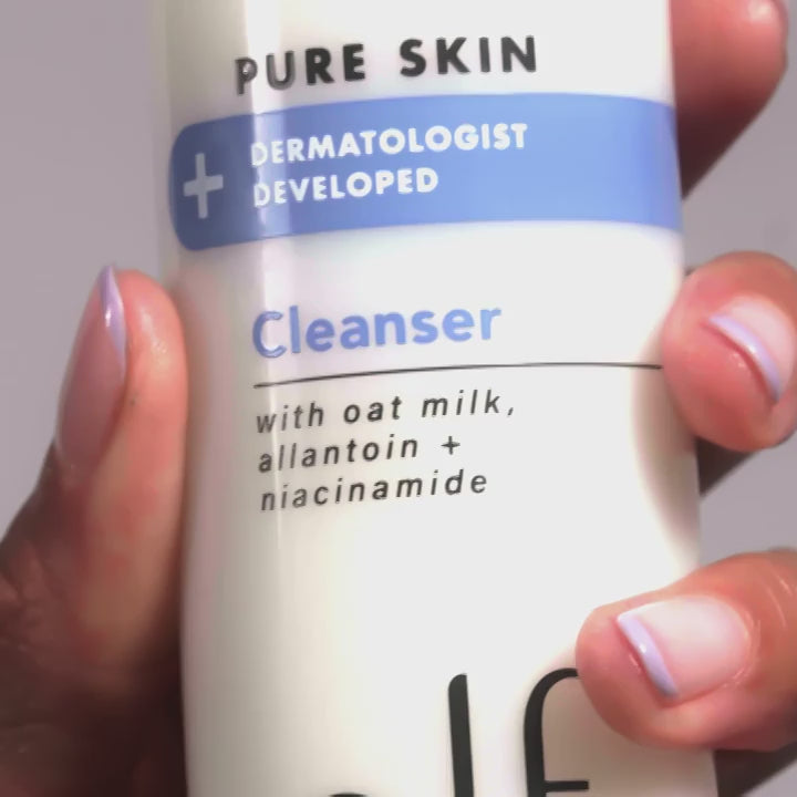 Demonstratie van e.l.f. Pure Skin Cleanser tijdens de dagelijkse gezichtsreiniging.