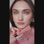 Demonstratie van e.l.f. Glow Reviver Melting Lip Balm voor gehydrateerde, glanzende lippen.