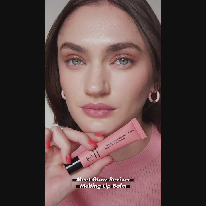 Demonstratie van e.l.f. Glow Reviver Melting Lip Balm voor gehydrateerde, glanzende lippen.