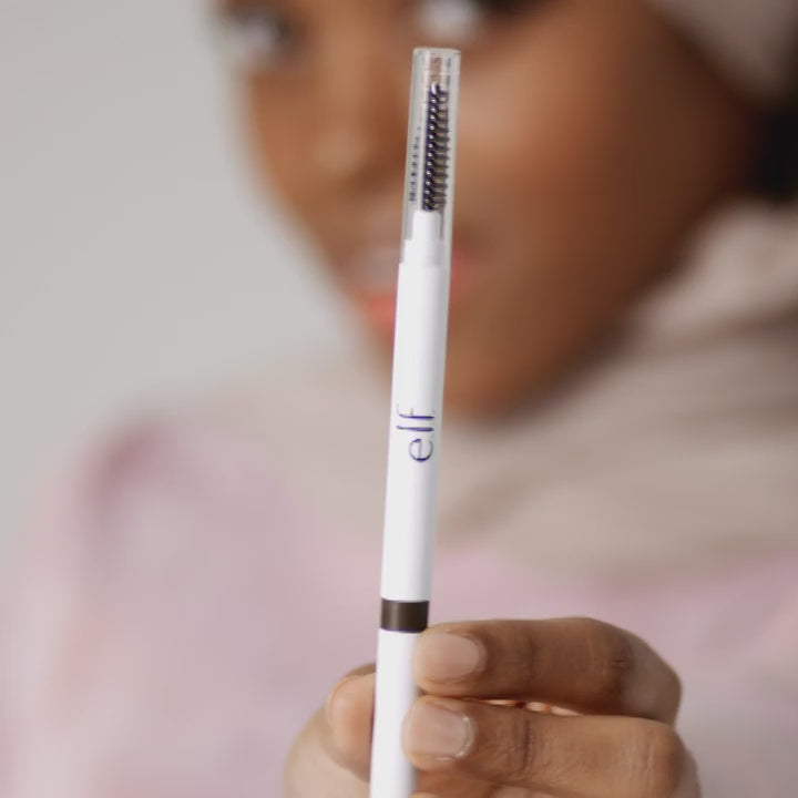 Demonstratie van e.l.f. Instant Lift Brow Pencil voor natuurlijke wenkbrauwen.