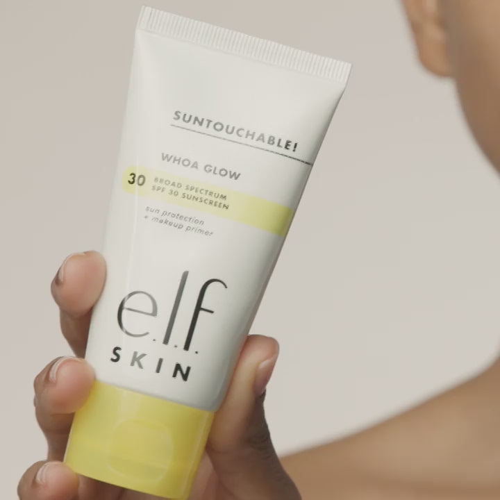 Demonstratie van e.l.f. Suntouchable! Whoa Glow SPF 30 als zonnebrand en make-upprimer.