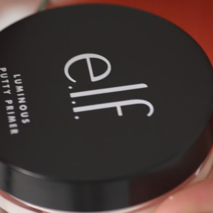 Demonstratie van e.l.f. Luminous Putty Primer voor een langdurige glow en make-upbasis.
