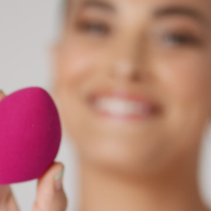 Demonstratie van de e.l.f. Total Face Sponge Duo voor het blenden van make-up.