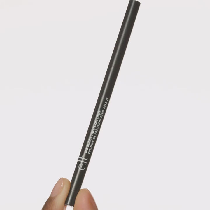 Demonstratie van e.l.f. No Budge Precision Eyeliner voor nauwkeurige applicatie.