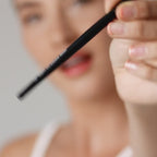 Demonstratie van de e.l.f. Fluffy Eye Blender Brush voor het aanbrengen en blenden van oogmake-up.
