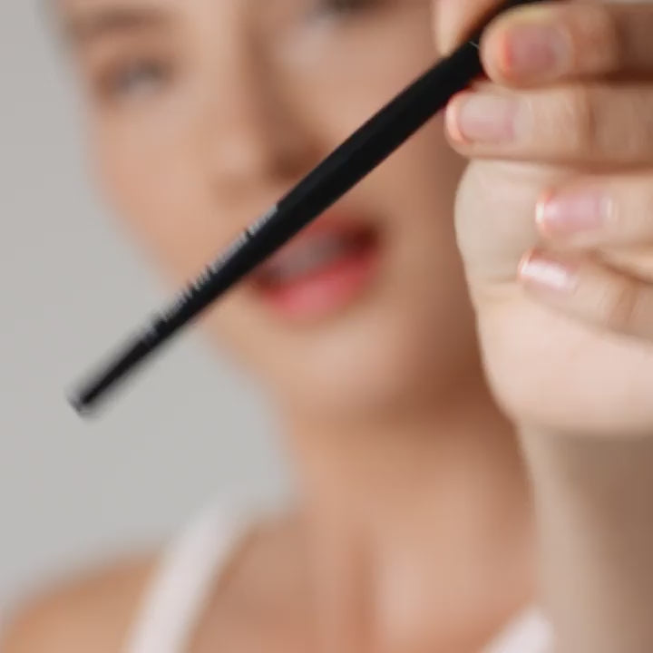 Demonstratie van de e.l.f. Fluffy Eye Blender Brush voor het aanbrengen en blenden van oogmake-up.