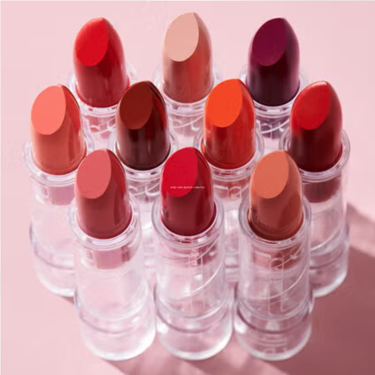 Collectie e.l.f. SRSLY Satin Lipstick op roze achtergrond