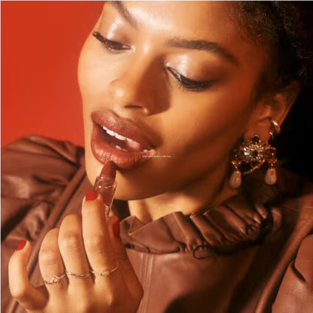 Model met e.l.f. SRSLY Satin Lipstick tegen de lippen